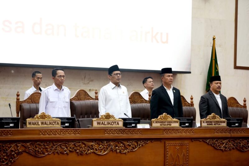 Wali Kota Batam, Amsakar Achmad, menghadiri Rapat Paripurna DPRD Kota Batam dengan agenda Laporan Badan Pembentukan Peraturan Daerah (Bapemperda) atas pembahasan sejumlah Rancangan Peraturan Daerah (Ranperda) inisiatif DPRD Tahun 2026. Foto: INIKEPRI.COM