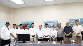 Wali Kota Batam Amsakar Achmad dan Wakil Wali Kota Li Claudia Chandra bersama Kapolresta Barelang Kombes Pol Zainal Arifin, manajemen PT ASL Shipyard, dan sejumlah pejabat terkait saat rapat koordinasi penanganan pascaledakan kapal MT Federal II di ruang pertemuan ASL Shipyard, Kamis (16/10/2025). Foto: INIKEPRI.COM/Media Center Batam 