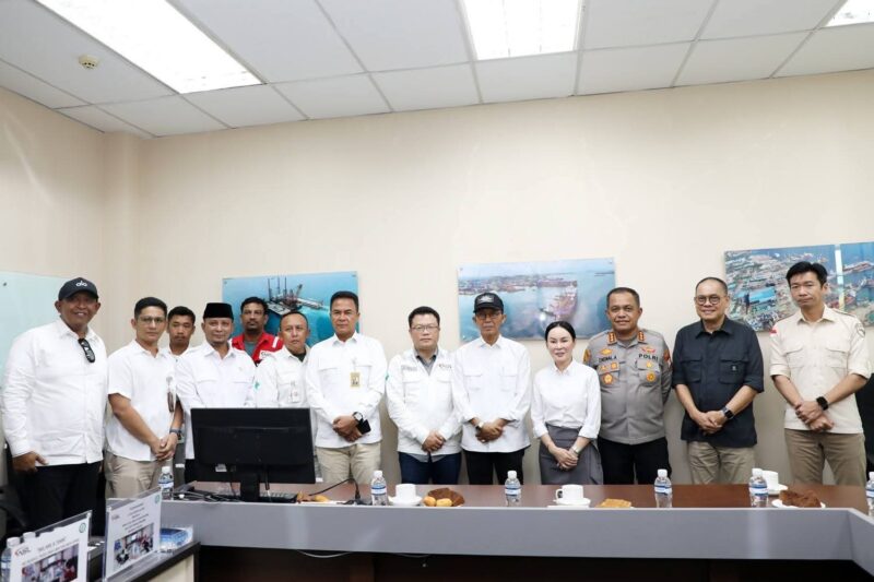 Wali Kota Batam Amsakar Achmad dan Wakil Wali Kota Li Claudia Chandra bersama Kapolresta Barelang Kombes Pol Zainal Arifin, manajemen PT ASL Shipyard, dan sejumlah pejabat terkait saat rapat koordinasi penanganan pascaledakan kapal MT Federal II di ruang pertemuan ASL Shipyard, Kamis (16/10/2025). Foto: INIKEPRI.COM/Media Center Batam 