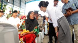Li Claudia Chandra saat menyerahkan bantuan sosial kepada masyarakat di Kecamatan Bulang, Galang, Batu Aji, Sekupang dan Sagulung dengan total penerima sebanyak 810 Keluarga Penerima Manfaat (KPM) yang diselenggarakan Kamis (16/10/2025). Foto: INIKEPRI.COM/Media Center Batam 