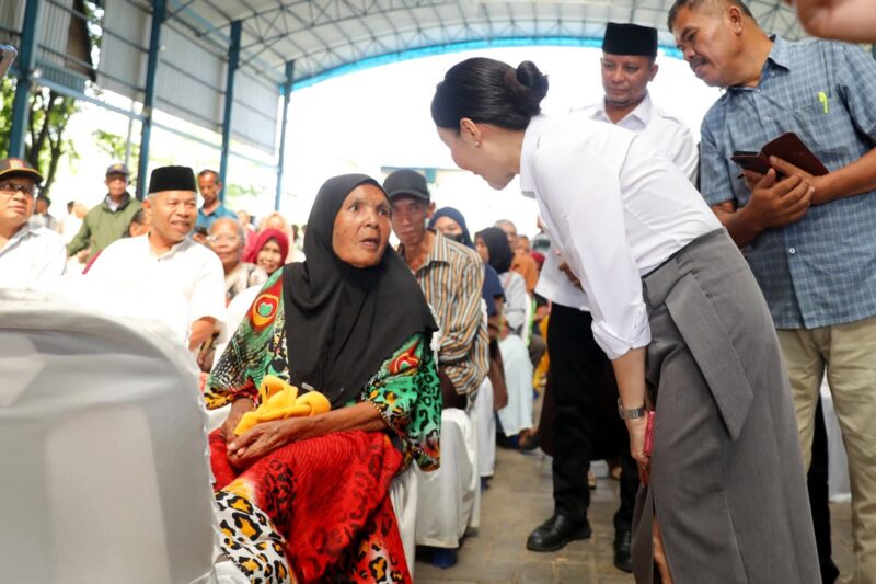 Li Claudia Chandra saat menyerahkan bantuan sosial kepada masyarakat di Kecamatan Bulang, Galang, Batu Aji, Sekupang dan Sagulung dengan total penerima sebanyak 810 Keluarga Penerima Manfaat (KPM) yang diselenggarakan Kamis (16/10/2025). Foto: INIKEPRI.COM/Media Center Batam 