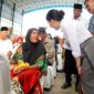 Li Claudia Chandra saat menyerahkan bantuan sosial kepada masyarakat di Kecamatan Bulang, Galang, Batu Aji, Sekupang dan Sagulung dengan total penerima sebanyak 810 Keluarga Penerima Manfaat (KPM) yang diselenggarakan Kamis (16/10/2025). Foto: INIKEPRI.COM/Media Center Batam 