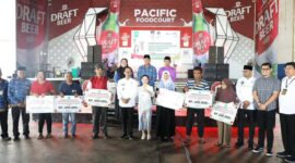 Amsakar Achmad dan Li Claudia Chandra dalam kegiatan Penyerahan Tambahan Penerima Bantuan Sosial Lanjut Usia Kota Batam Tahun 2025 untuk Kecamatan Lubuk Baja, Bengkong, dan Batu Ampar di Food Court Hotel Pacific, Jumat (17/10/2025). Foto: INIKEPRI.COM