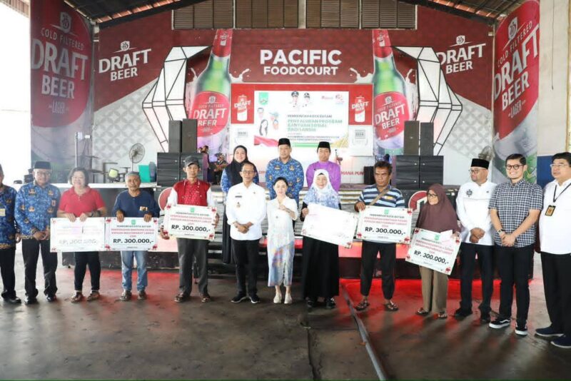 Amsakar Achmad dan Li Claudia Chandra dalam kegiatan Penyerahan Tambahan Penerima Bantuan Sosial Lanjut Usia Kota Batam Tahun 2025 untuk Kecamatan Lubuk Baja, Bengkong, dan Batu Ampar di Food Court Hotel Pacific, Jumat (17/10/2025). Foto: INIKEPRI.COM