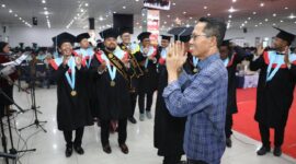 Amsakar saat menghadiri Sidang Senat Terbuka Wisuda Sarjana dan Pascasarjana ke-40 di Aula Kampus Unrika, Batuaji, Sabtu (18/10/2025). Foto: INIKEPRI.COM
