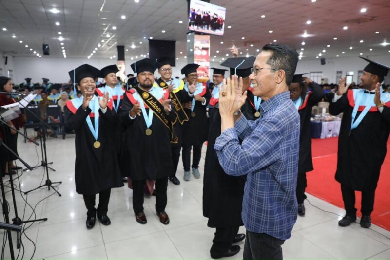 Amsakar saat menghadiri Sidang Senat Terbuka Wisuda Sarjana dan Pascasarjana ke-40 di Aula Kampus Unrika, Batuaji, Sabtu (18/10/2025). Foto: INIKEPRI.COM