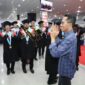 Amsakar saat menghadiri Sidang Senat Terbuka Wisuda Sarjana dan Pascasarjana ke-40 di Aula Kampus Unrika, Batuaji, Sabtu (18/10/2025). Foto: INIKEPRI.COM