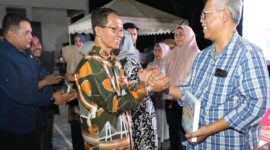 Wali Kota Batam, Amsakar Achmad, bersilaturahmi dan berbincang hangat dengan tokoh masyarakat dalam pertemuan RT, RW, dan LPM se-Kecamatan Lubukbaja, Sabtu malam (18/10/2025). Silaturahmi ini menjadi wadah menyerap aspirasi warga serta memperkuat sinergi antara pemerintah dan masyarakat. Foto: INIKEPRI.COM/Media Center Batam 