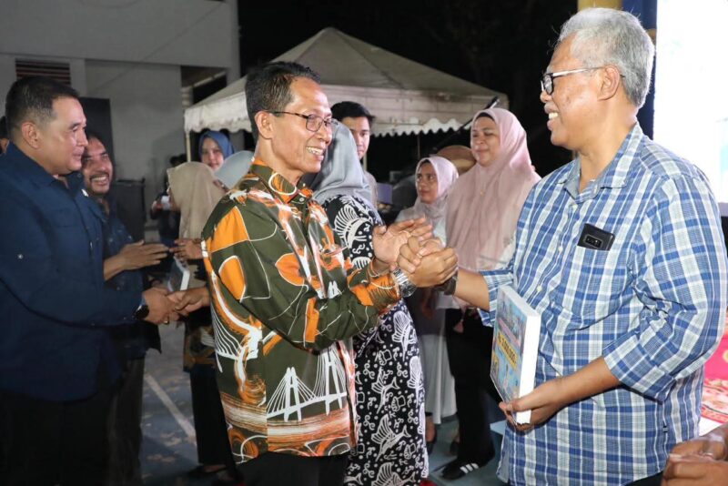 Wali Kota Batam, Amsakar Achmad, bersilaturahmi dan berbincang hangat dengan tokoh masyarakat dalam pertemuan RT, RW, dan LPM se-Kecamatan Lubukbaja, Sabtu malam (18/10/2025). Silaturahmi ini menjadi wadah menyerap aspirasi warga serta memperkuat sinergi antara pemerintah dan masyarakat. Foto: INIKEPRI.COM/Media Center Batam 