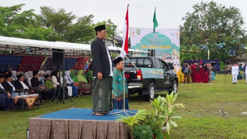 Ketua DPRD Kota Batam, Muhammad Kamaluddin, bertindak sebagai pembina upacara dalam peringatan Hari Santri Nasional ke-XI tahun 2025 di Kecamatan Sei Beduk. Kamaluddin mengapresiasi semangat para santri yang tetap teguh meski hujan mengguyur lokasi kegiatan. Foto: INIKEPRI.COM