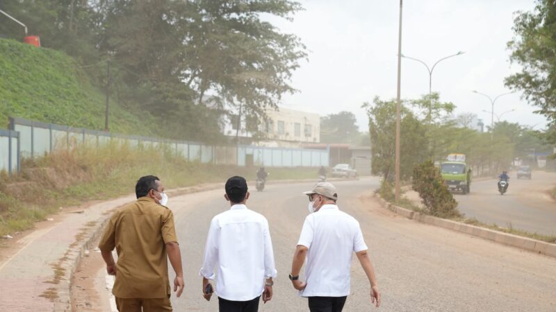 Wali Kota Batam sekaligus Ex Officio Kepala BP Batam Amsakar Achmad meninjau jalan di Batuampar. Foto: INIKEPRI.COM