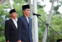 Amsakar Achmad bertindak sebagai inspektur upacara di hari santri 2025. Foto: INIKEPRI.COM