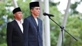 Amsakar Achmad bertindak sebagai inspektur upacara di hari santri 2025. Foto: INIKEPRI.COM