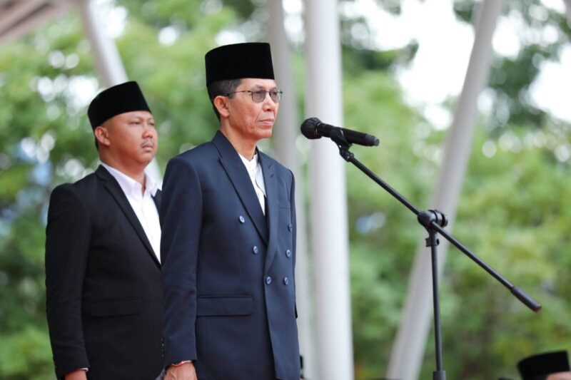 Amsakar Achmad bertindak sebagai inspektur upacara di hari santri 2025. Foto: INIKEPRI.COM