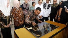 Menteri Kependudukan dan Pembangunan Keluarga/Kepala BKKBN RI, Dr. H. Wihaji, S.Ag., M.Pd., menandatangani prasasti peresmian Kantor Perwakilan BKKBN Provinsi Kepulauan Riau di Sekupang, Batam, Jumat (24/10/2025). Foto: INIKEPRI.COM