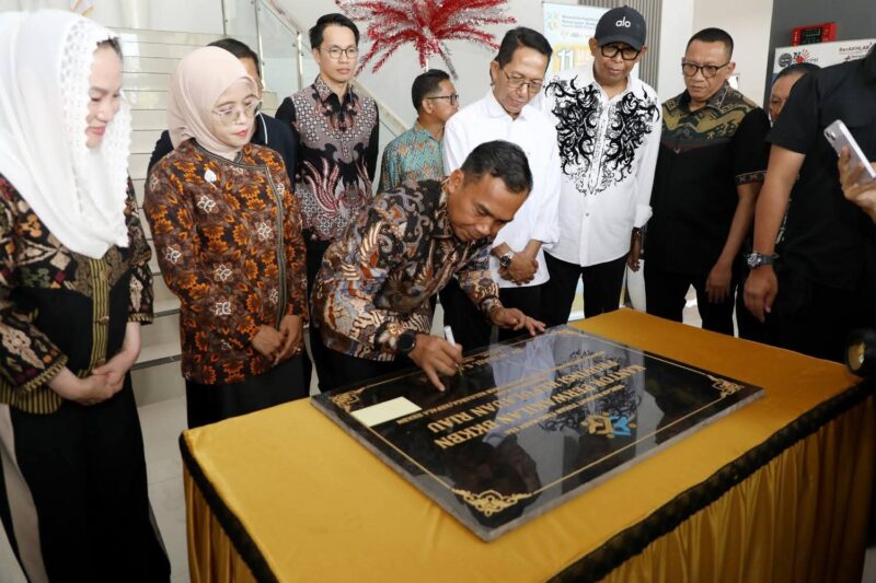 Menteri Kependudukan dan Pembangunan Keluarga/Kepala BKKBN RI, Dr. H. Wihaji, S.Ag., M.Pd., menandatangani prasasti peresmian Kantor Perwakilan BKKBN Provinsi Kepulauan Riau di Sekupang, Batam, Jumat (24/10/2025). Foto: INIKEPRI.COM