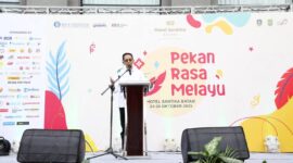 Wali Kota Batam, Amsakar Achmad, membuka Pekan Rasa Melayu, agenda spesial dalam rangka HUT ke-3 Hotel Santika Batam. Foto: INIKEPRI.COM