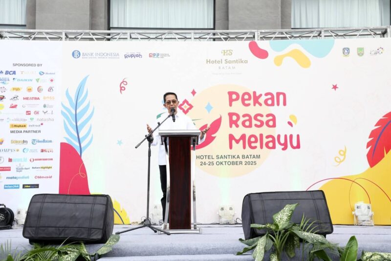 Wali Kota Batam, Amsakar Achmad, membuka Pekan Rasa Melayu, agenda spesial dalam rangka HUT ke-3 Hotel Santika Batam. Foto: INIKEPRI.COM