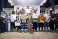 Wali Kota Batam, Amsakar Achmad, berfoto bersama perwakilan RT, RW, dan LPM se-Kecamatan Batuampar usai menyerahkan secara simbolis insentif sebesar Rp3 juta per orang, Minggu (26/10/2025) malam. Penyerahan tersebut merupakan bentuk apresiasi Pemko Batam atas dedikasi dan pengabdian masyarakat di tingkat lingkungan. Foto: INIKEPRI.COM