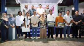 Wali Kota Batam, Amsakar Achmad, berfoto bersama perwakilan RT, RW, dan LPM se-Kecamatan Batuampar usai menyerahkan secara simbolis insentif sebesar Rp3 juta per orang, Minggu (26/10/2025) malam. Penyerahan tersebut merupakan bentuk apresiasi Pemko Batam atas dedikasi dan pengabdian masyarakat di tingkat lingkungan. Foto: INIKEPRI.COM