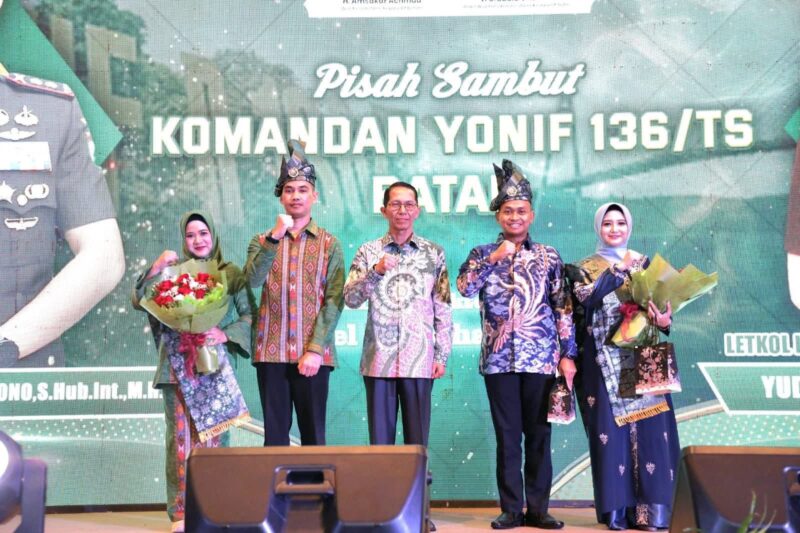 Amsakar dalam acara pisah sambut Komandan Yonif 136/Tuah Sakti dari Letkol Inf Bayu Hanuranto Wicksono kepada Letkol Inf Yudi Satria Prabowo di Hotel Wyndham Batam, Senin (27/10/2025) malam. Foto: INIKEPRI.COM