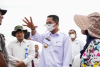 Amsakar kembali turun langsung meninjau penanganan sampah di kawasan akses menuju Instalasi Pengolahan Air Limbah (IPAL) Bengkong Sadai. Foto: INIKEPRI.COM