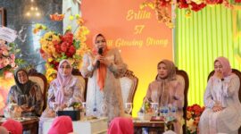 Ketua TP-PKK Kota Batam, Erlita Amsakar (tengah), menyampaikan sambutan dalam kegiatan pengajian rutin TP-PKK Kota Batam yang digelar di Wisma BP Batam, Sekupang, Rabu (29/10/2025). Dalam kesempatan tersebut, para peserta juga memberikan kejutan sederhana untuk merayakan ulang tahun ke-57 sang Ketua yang mengusung tema “Still Glowing Strong”. Foto: INIKEPRI.COM