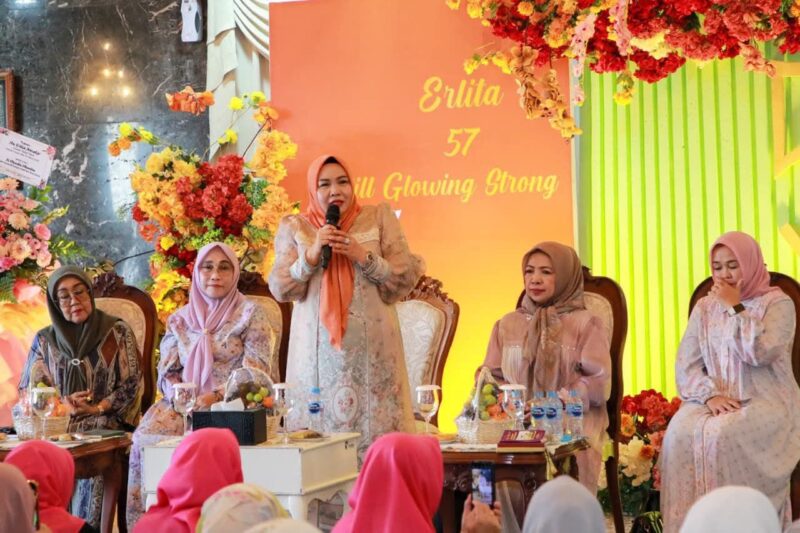 Ketua TP-PKK Kota Batam, Erlita Amsakar (tengah), menyampaikan sambutan dalam kegiatan pengajian rutin TP-PKK Kota Batam yang digelar di Wisma BP Batam, Sekupang, Rabu (29/10/2025). Dalam kesempatan tersebut, para peserta juga memberikan kejutan sederhana untuk merayakan ulang tahun ke-57 sang Ketua yang mengusung tema “Still Glowing Strong”. Foto: INIKEPRI.COM