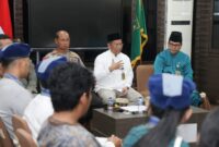 Penjabat (Pj) Sekretaris Daerah Kota Batam, Firmansyah, saat menerima audiensi perwakilan warga terdampak proyek pelebaran Right of Way (ROW) jalan di kawasan Marina City, Kecamatan Sekupang, Jumat (31/10/2025), di Kantor Wali Kota Batam. Foto: INIKEPRI.COM/Media Center Batam 