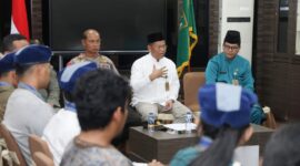 Penjabat (Pj) Sekretaris Daerah Kota Batam, Firmansyah, saat menerima audiensi perwakilan warga terdampak proyek pelebaran Right of Way (ROW) jalan di kawasan Marina City, Kecamatan Sekupang, Jumat (31/10/2025), di Kantor Wali Kota Batam. Foto: INIKEPRI.COM/Media Center Batam 