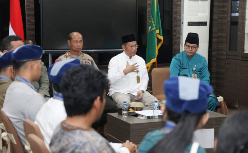 Penjabat (Pj) Sekretaris Daerah Kota Batam, Firmansyah, saat menerima audiensi perwakilan warga terdampak proyek pelebaran Right of Way (ROW) jalan di kawasan Marina City, Kecamatan Sekupang, Jumat (31/10/2025), di Kantor Wali Kota Batam. Foto: INIKEPRI.COM/Media Center Batam 