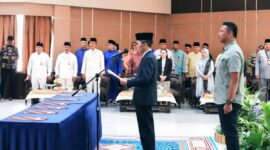 Wali Kota Batam Amsakar Achmad memimpin pengambilan sumpah jabatan di hadapan para pejabat, Forkopimda, dan tamu undangan. Foto: INIKEPRI.COM