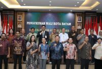 Kepala Dinas Komunikasi dan Informatika (Kominfo) Batam, Rudi Panjaitan, mengukuhkan pengurus Persekutuan Lembaga Kesejahteraan Sosial (LKS) Kristen Kota Batam periode 2025–2029 di Kantor Wali Kota Batam, Rabu (1/10/2025). Foto: INIKEPRI.COM/Media Center Batam 