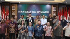 Kepala Dinas Komunikasi dan Informatika (Kominfo) Batam, Rudi Panjaitan, mengukuhkan pengurus Persekutuan Lembaga Kesejahteraan Sosial (LKS) Kristen Kota Batam periode 2025–2029 di Kantor Wali Kota Batam, Rabu (1/10/2025). Foto: INIKEPRI.COM/Media Center Batam 