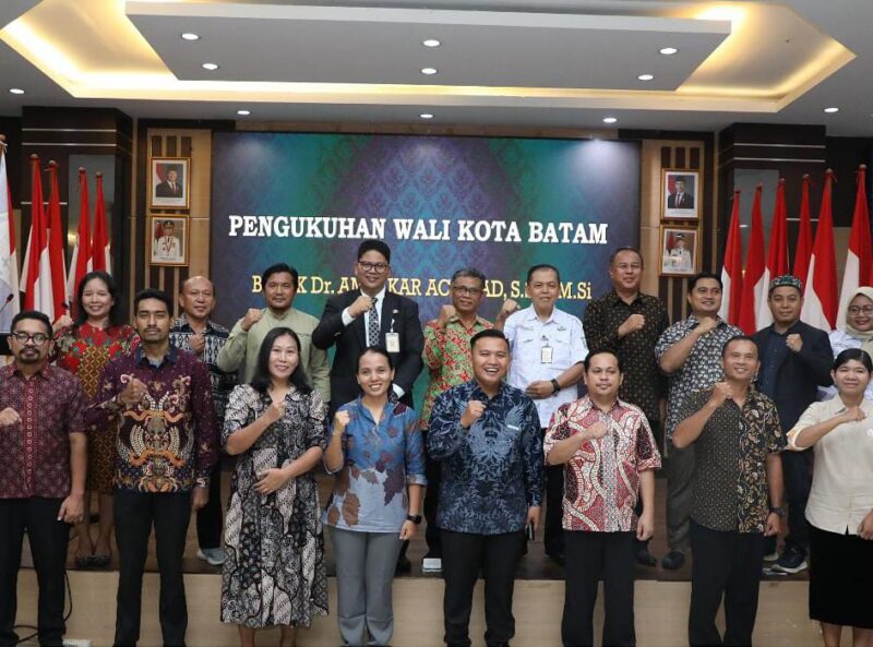 Kepala Dinas Komunikasi dan Informatika (Kominfo) Batam, Rudi Panjaitan, mengukuhkan pengurus Persekutuan Lembaga Kesejahteraan Sosial (LKS) Kristen Kota Batam periode 2025–2029 di Kantor Wali Kota Batam, Rabu (1/10/2025). Foto: INIKEPRI.COM/Media Center Batam 