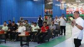 Wali Kota Batam Amsakar Achmad, diwakili Penjabat (Pj) Sekretaris Daerah (Sekda) Kota Batam Firmansyah membuka Kejuaraan Kota (Kejurkot) Persatuan Bulutangkis Seluruh Indonesia (PBSI) Kota Batam 2025, di Axton Sport, Komplek Botania II, Batamcentre, Kota Batam, rabu (1/10/2025). Foto: INIKEPRI.COM/Media Center Batam 