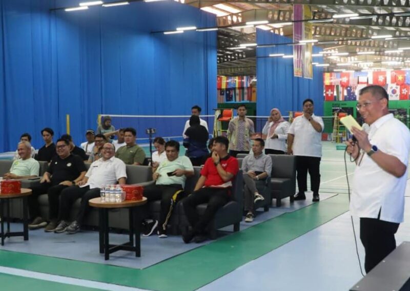 Wali Kota Batam Amsakar Achmad, diwakili Penjabat (Pj) Sekretaris Daerah (Sekda) Kota Batam Firmansyah membuka Kejuaraan Kota (Kejurkot) Persatuan Bulutangkis Seluruh Indonesia (PBSI) Kota Batam 2025, di Axton Sport, Komplek Botania II, Batamcentre, Kota Batam, rabu (1/10/2025). Foto: INIKEPRI.COM/Media Center Batam 