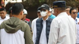 Kepala BP Batam, Amsakar Achmad, meninjau langsung kondisi sejumlah chassis kontainer yang terparkir di bahu Jalan Yos Sudarso, Batu Ampar, pada Jumat (3/10) siang. Foto: INIKEPRI.COM/BP Batam 