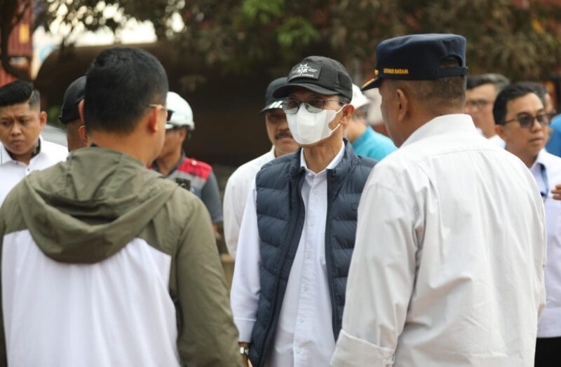 Kepala BP Batam, Amsakar Achmad, meninjau langsung kondisi sejumlah chassis kontainer yang terparkir di bahu Jalan Yos Sudarso, Batu Ampar, pada Jumat (3/10) siang. Foto: INIKEPRI.COM/BP Batam 