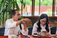 Suasana hangat coffee morning di Kopi Boemi, Selasa (7/10/2025) pagi. Amsakar Achmad dan Li Claudia Chandra berbagi cerita tentang arah dan mimpi besar pembangunan Batam ke depan. Foto: INIKEPRI.COM