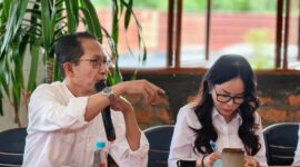 Suasana hangat coffee morning di Kopi Boemi, Selasa (7/10/2025) pagi. Amsakar Achmad dan Li Claudia Chandra berbagi cerita tentang arah dan mimpi besar pembangunan Batam ke depan. Foto: INIKEPRI.COM