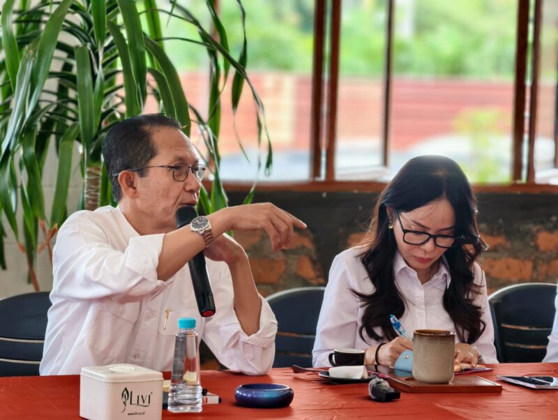 Suasana hangat coffee morning di Kopi Boemi, Selasa (7/10/2025) pagi. Amsakar Achmad dan Li Claudia Chandra berbagi cerita tentang arah dan mimpi besar pembangunan Batam ke depan. Foto: INIKEPRI.COM