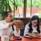 Suasana hangat coffee morning di Kopi Boemi, Selasa (7/10/2025) pagi. Amsakar Achmad dan Li Claudia Chandra berbagi cerita tentang arah dan mimpi besar pembangunan Batam ke depan. Foto: INIKEPRI.COM
