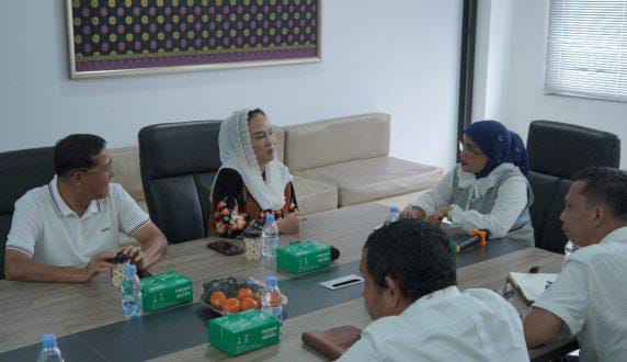 Bupati Natuna, Cen Sui Lan, melakukan audiensi bersama Balai Wilayah Sungai (BWS) Sumatera IV Batam, Senin (6/10/2025) siang.
Foto: INIKEPRI.COM/NatunaKab 