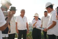 Wakil Kepala BP Batam, Li Claudia Chandra, melakukan inspeksi mendadak (sidak) ke lokasi proyek pembangunan Bukit Maranatha di Kawasan Kampung Pelita, Senin (6/10/2025). Foto: INIKEPRI.COM