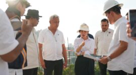 Wakil Kepala BP Batam, Li Claudia Chandra, melakukan inspeksi mendadak (sidak) ke lokasi proyek pembangunan Bukit Maranatha di Kawasan Kampung Pelita, Senin (6/10/2025). Foto: INIKEPRI.COM