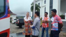 Bupati Natuna, Cen Sui Lan, meninjau langsung kedatangan satu unit mobil pemadam kebakaran (Damkar) baru di halaman Kantor Bupati Natuna, Kamis (9/10/2025). Foto: INIKEPRI.COM/NatunaKab 
