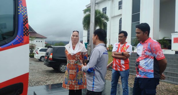 Bupati Natuna, Cen Sui Lan, meninjau langsung kedatangan satu unit mobil pemadam kebakaran (Damkar) baru di halaman Kantor Bupati Natuna, Kamis (9/10/2025). Foto: INIKEPRI.COM/NatunaKab