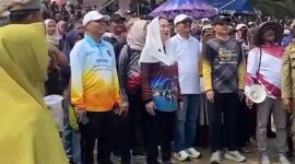 Bupati Natuna Cen Sui Lan bersama suami Raja Mustakim menyaksikan pertandingan panjat pinang. Foto: Tangkapan Layar 