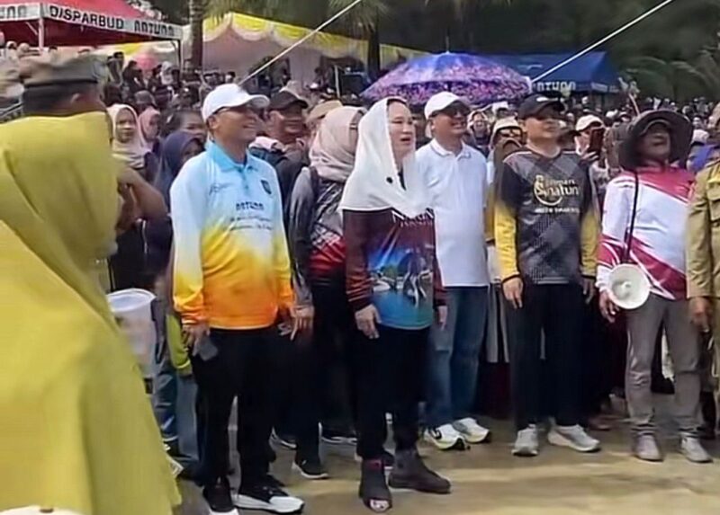 Bupati Natuna Cen Sui Lan bersama suami Raja Mustakim menyaksikan pertandingan panjat pinang. Foto: Tangkapan Layar 